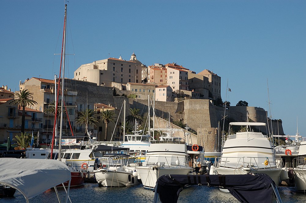 Calvi, Hafen und Zitadelle.JPG
